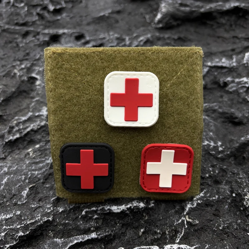 Ein kreuzförmiges PVC-Patch-Abzeichen mit Klettverschluss und Hakenverschluss, geeignet zum Dekorieren von Taschen, Rucksäcken, Westen und Kleidung