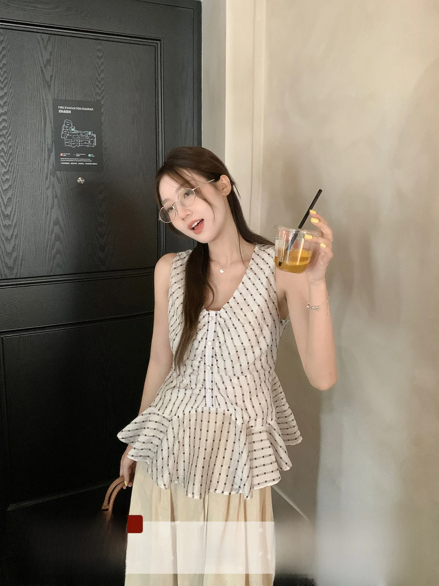 

Sweet V-ne Polka Dot Svel Vest irt Women's Slim Fit Autumn Design Unique Charming Waist Cinching Slimming Top