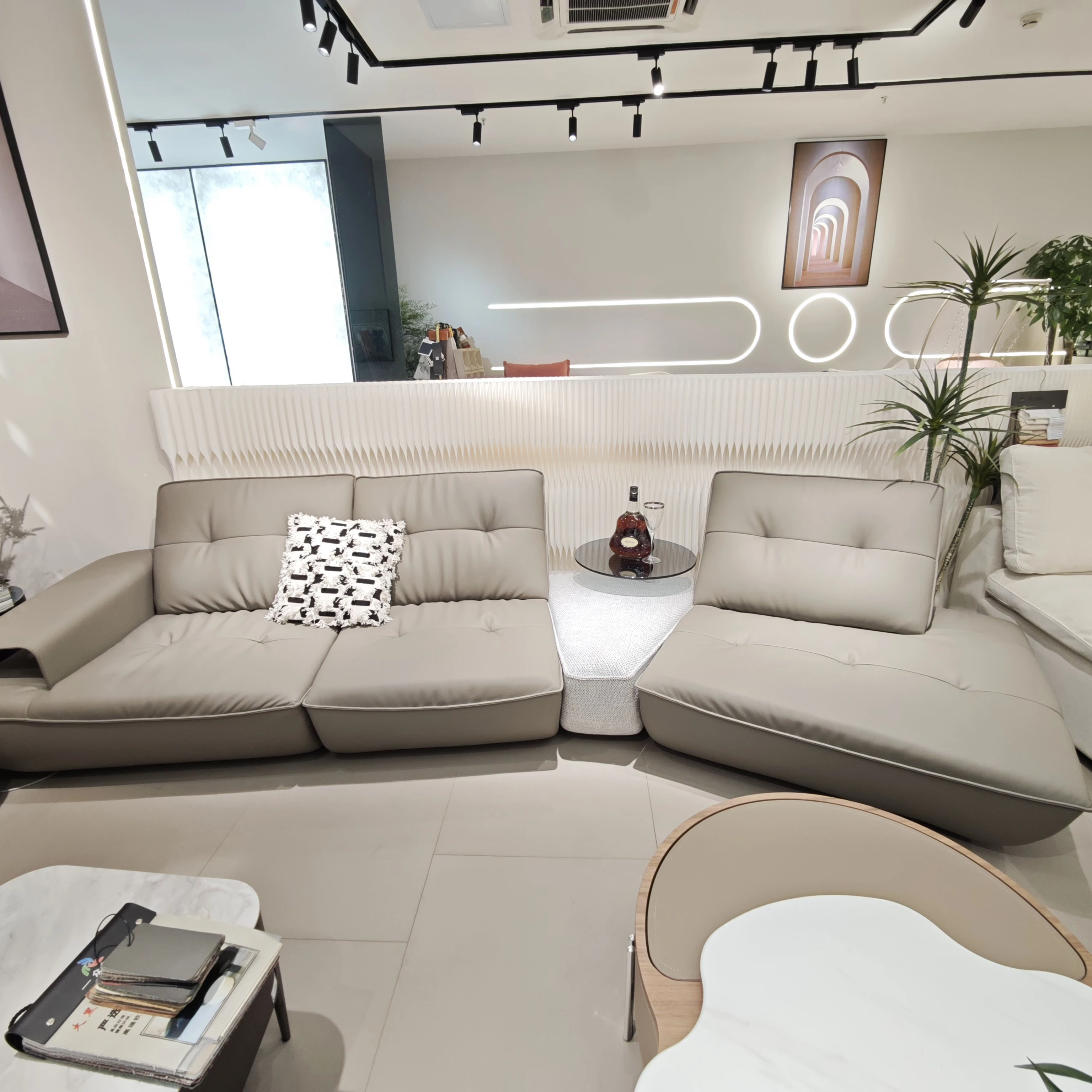 

Made in China, modern luxury, minimalist design, angled irregular leather sofa, sponge filled villa living room decoration