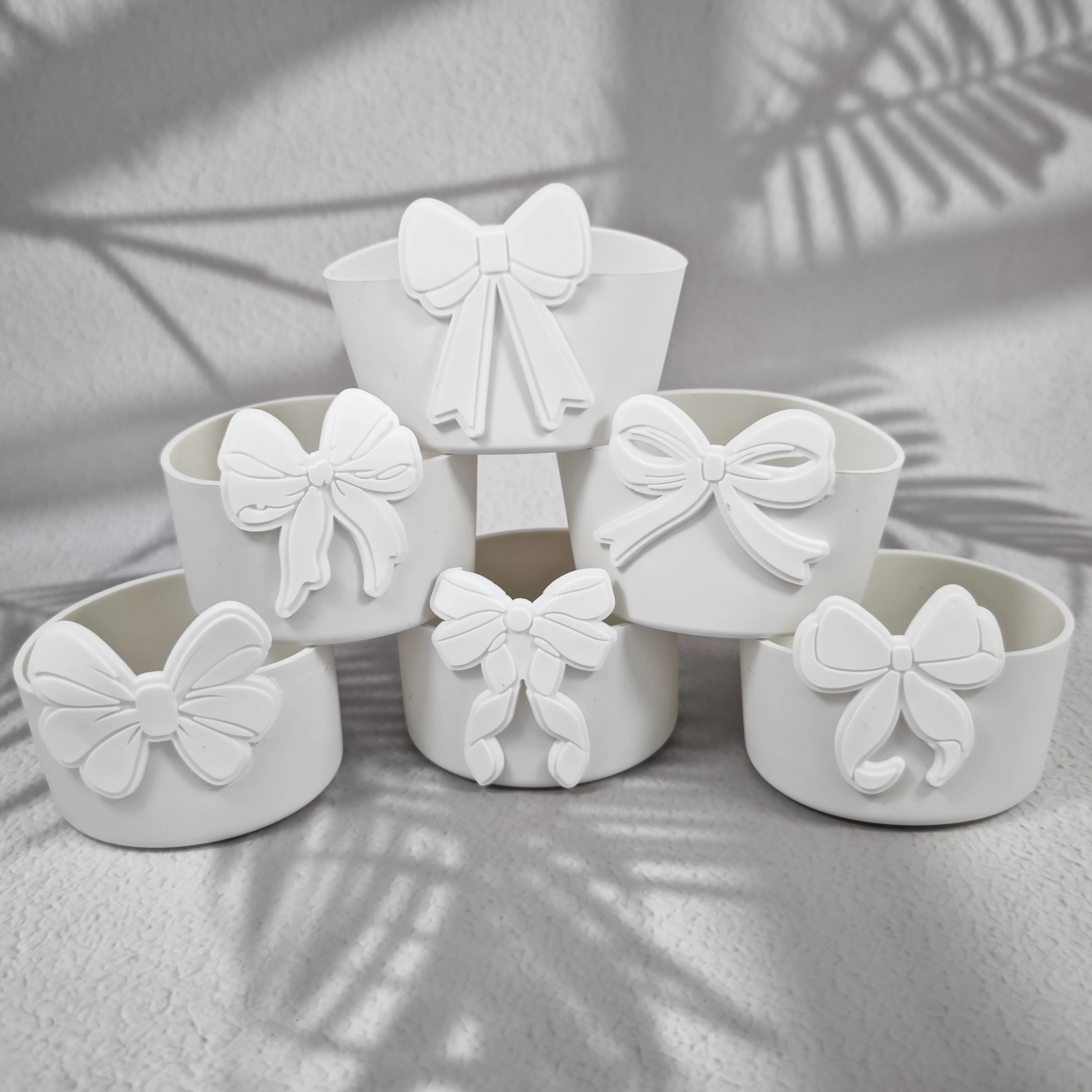 إكسسوارات الأكواب لفيونكة بيضاء أنيقة، وأكمام كوب سيليكون عالمية، وأكواب طازجة مضادة للانزلاق، ومياه قوية #1