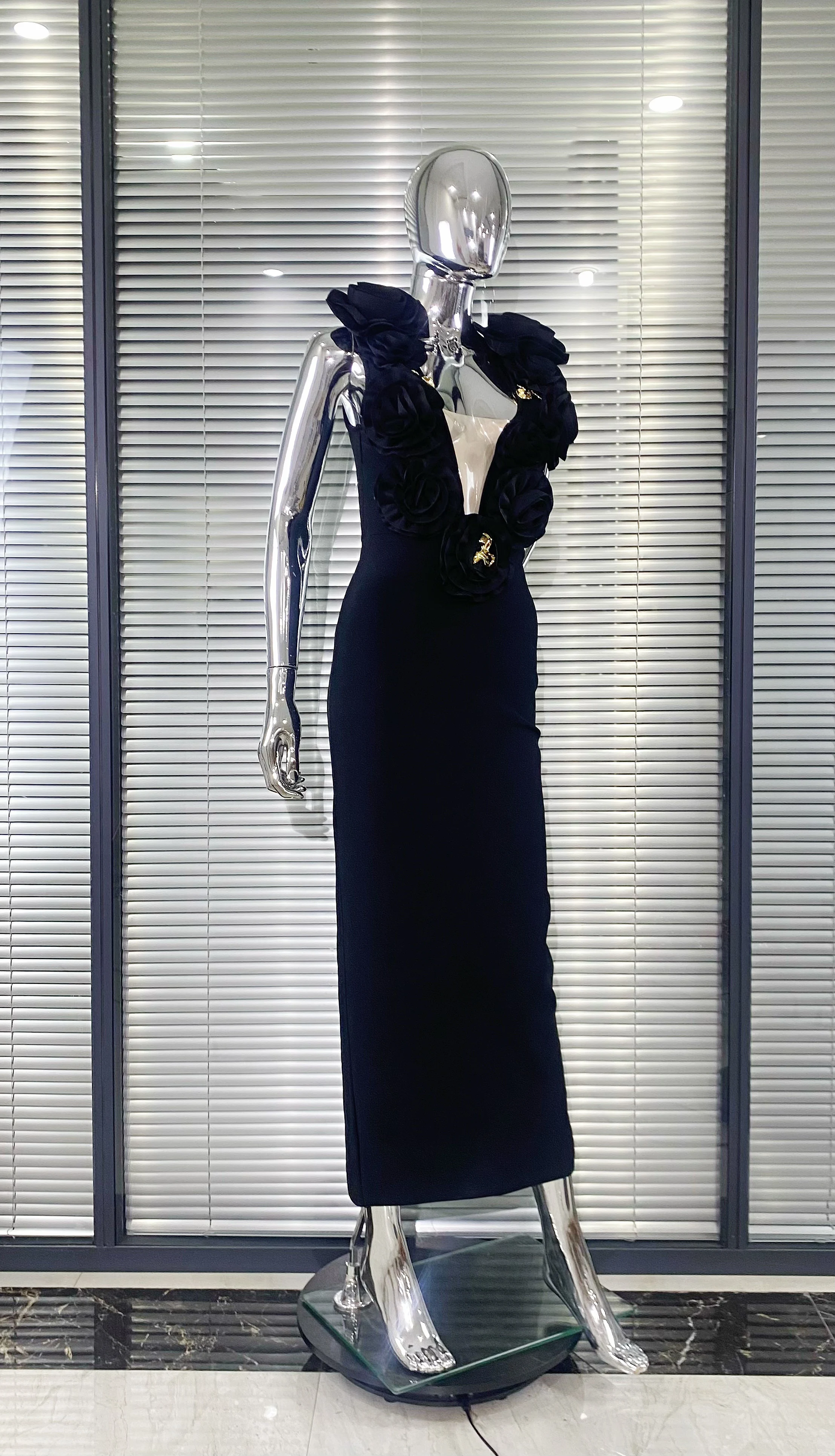 黒色の女性のセクシーな背中の開いたホルターオフショルダーボディコンロング包帯ドレス花祝うナイトクラブパーティー衣装