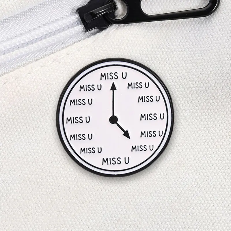 Ich vermisse dich in jedem Moment Emaille-Abzeichen Miss U Zifferblatt-Design Legierungs-Pin-Brosche Schmuckgeschenke für Fernbeziehungen – Detail 4