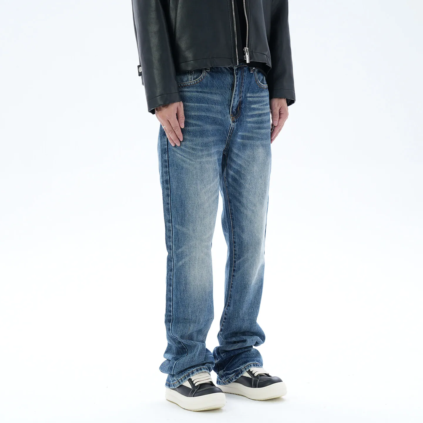 Fashionable retro washed cat whiskers honeycomb heavyweight distressed loose straight-leg slightly flared men's jeans.