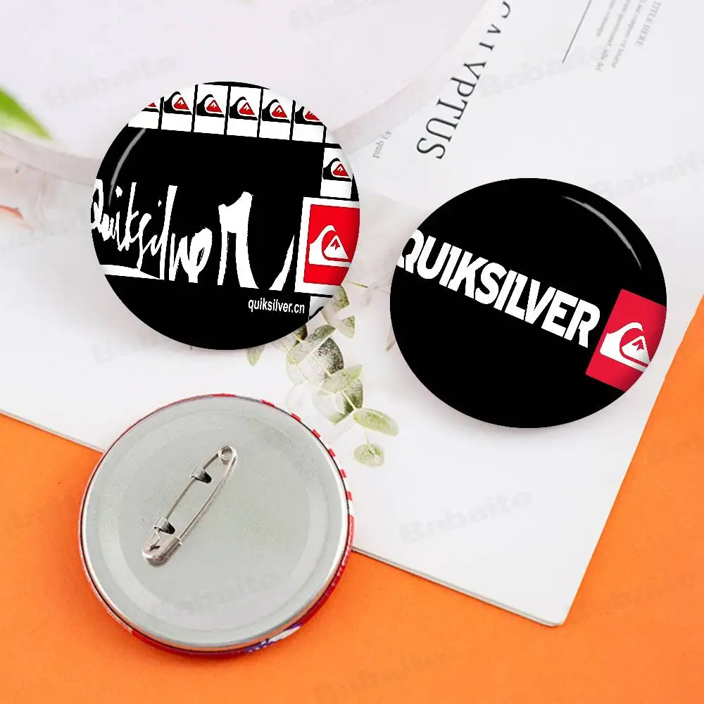 Broche de Metal Luxuoso Q-Quiksilver com LOGO, Botão Macio, Ícone Brilhante Impresso, Presente para Amigos, Distintivo, Broche de Gola, Alfinete de Lapela