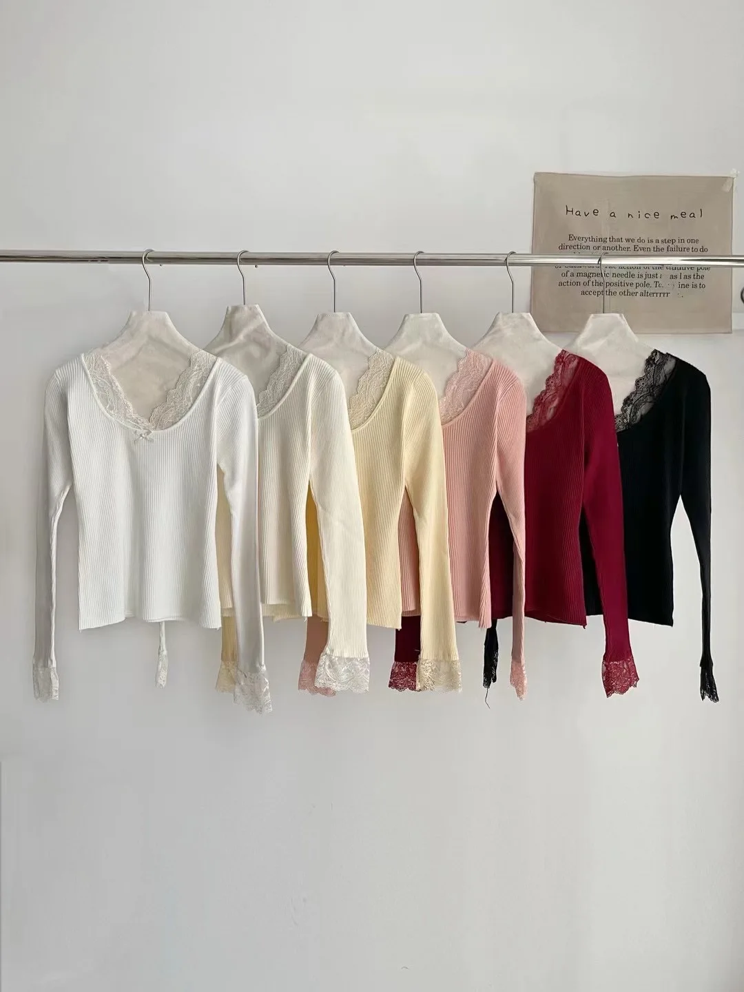 เสื้อสเวตเตอร์ถักสำหรับผู้หญิง รุ่นใหม่ประจำปี 2024 สำหรับฤดูใบไม้ร่วงและฤดูหนาว ตกแต่งด้วยลูกไม้ ทรงเข้ารูป สไตล์เกาหลี เหมาะสำหรับใส่ทำงานและแฟชั่น