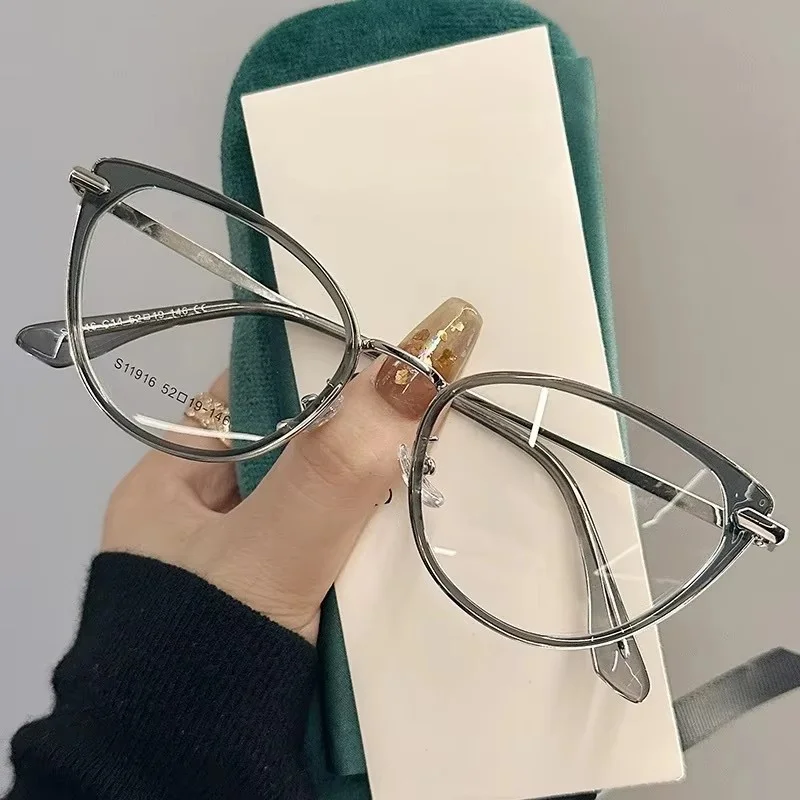 Fashionable portable eyeglass frame in Korean style with cat-eye shape, women's anti-blue light glasses