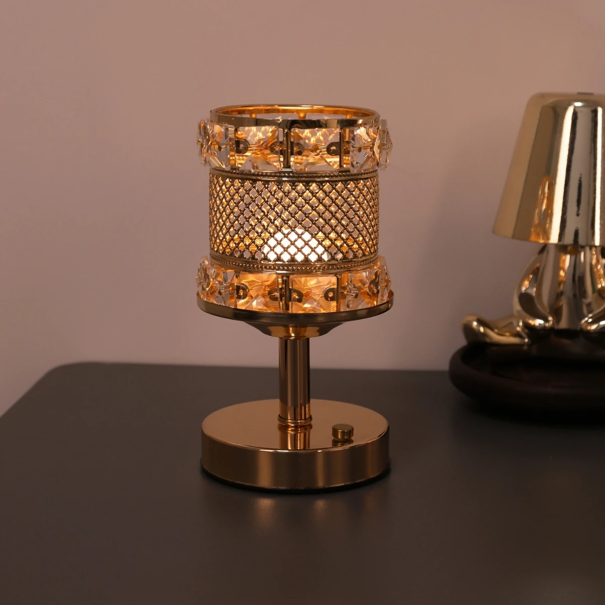 Light Luxury Creative Crystal Table Lamp - USB Rechargeable Color Changing Night Light Suitable for Bedroom and Cafe Decoration