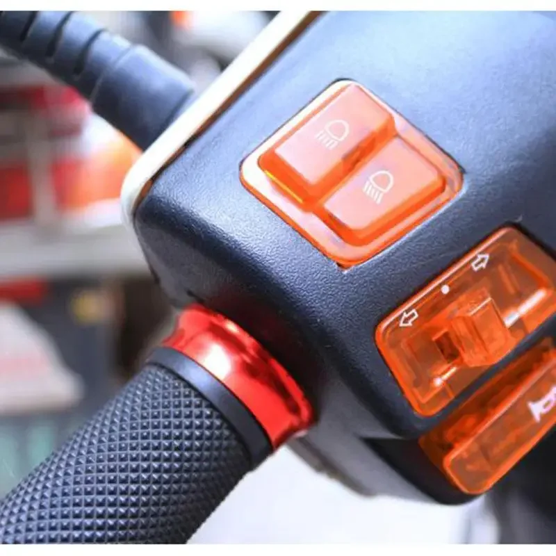 مجموعة أزرار مفاتيح الدراجة النارية بما في ذلك إشارة الانعطاف للمصباح الأمامي، وتعتيم الشعاع العالي/المنخفض وبداية القرن، والتوافق العالمي