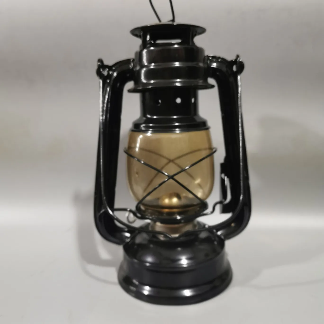 Retro Outdoor Camping Kerosene Lamp Portable Lantern Bronze Colored Oil Lamp Vintage Photo Props Outdoor Camping Lights