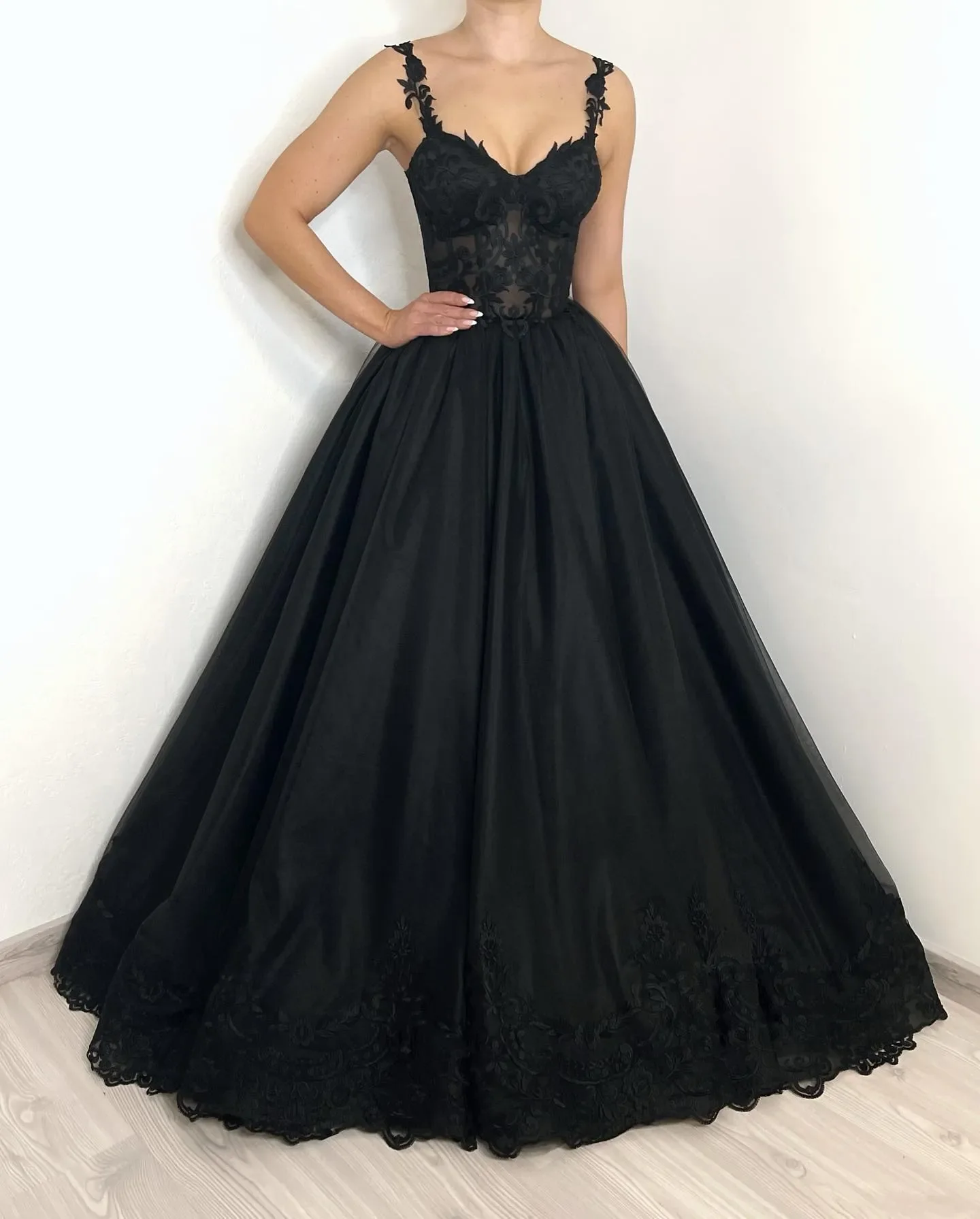 Luxury A Line V-neck Italian applique Strap Wedding dress Bridal Gown Lace Applique Sweep Train rustic black robe wedding