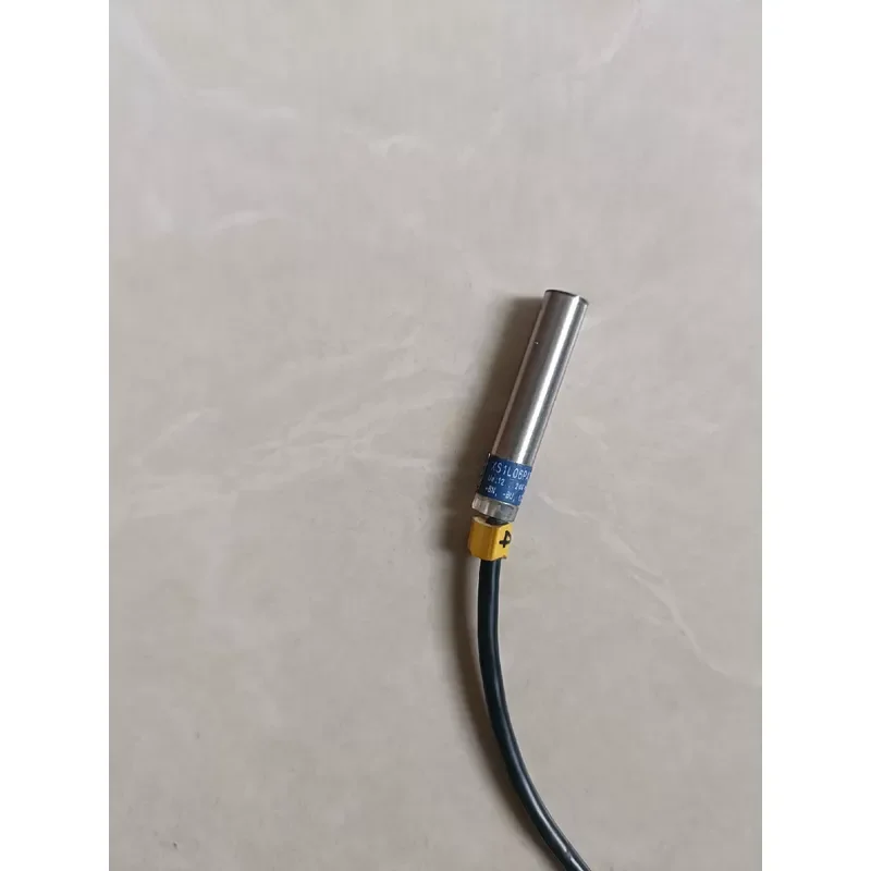Second-hand: XS1L06PA340 proximity switch, eight second-hand disassembly machines, physical shooting