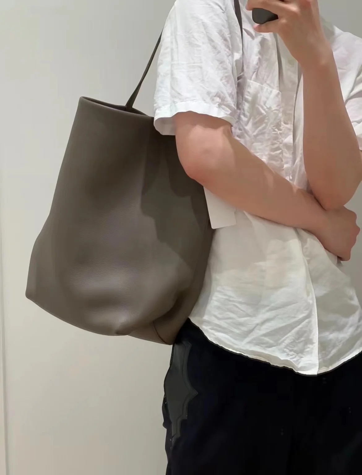 Cowhide Autumn Winter Bag: Durable, Breathable Large-Capacity Commuter Tote Bag for Women Single-Shoulder Bucket Bag view 3