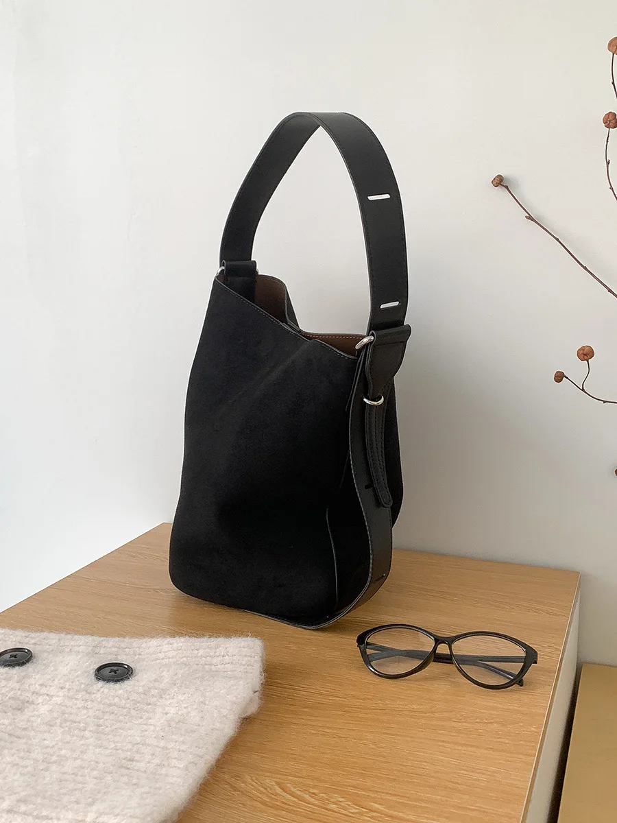 Korean Autumn Winter Large Capacity Tote Bag Women's New Style Single Shoulder Suede Bag round Cylinder Minimalist Commuter Buck