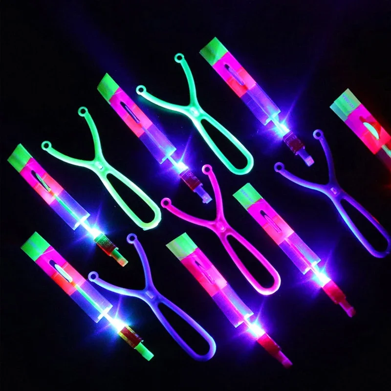 Nuevo 50/30/10/5/1Pc increíble juguete ligero flecha cohete helicóptero volador luz LED juguetes fiesta diversión mejores regalos banda de goma catapulta