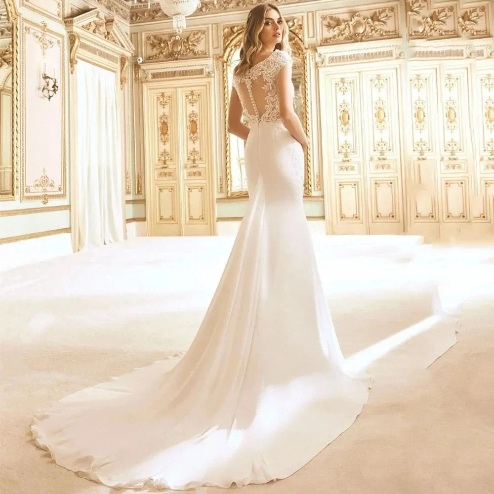 Customized round neck lace body-fitting floor-length gown with small train. Slim cut outlines graceful figure, delicate soft lac