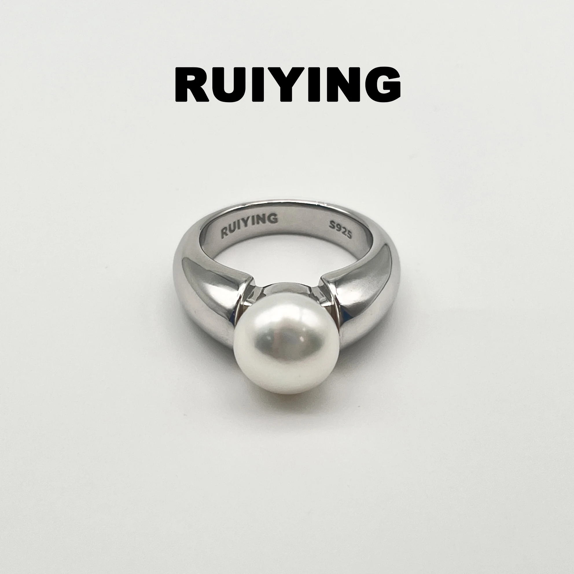 Luxury feel with a touch of elegance. S925 silver freshwater pearl and white bread bead ring. A stylish, understated ring.