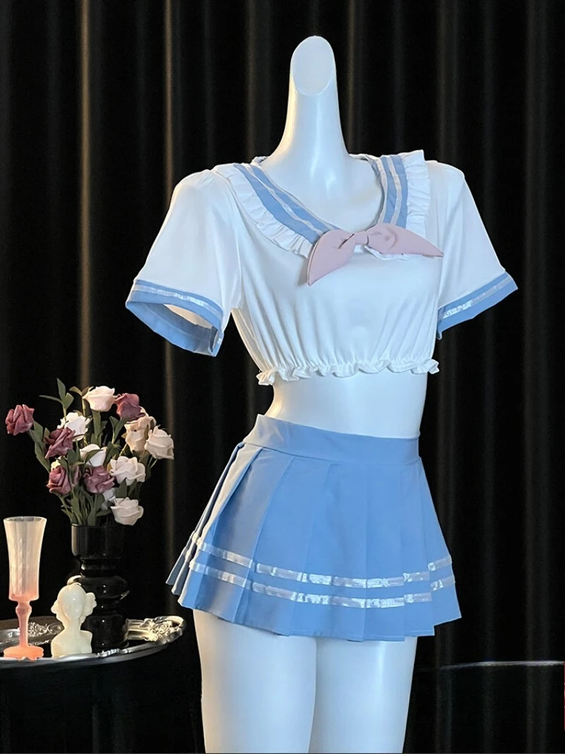 Sexy schoolstijl, zoete JK, puur studentenuniform, vrouwelijke plooirok verleidt paren op een date. Ontworpen om een speels te creëren