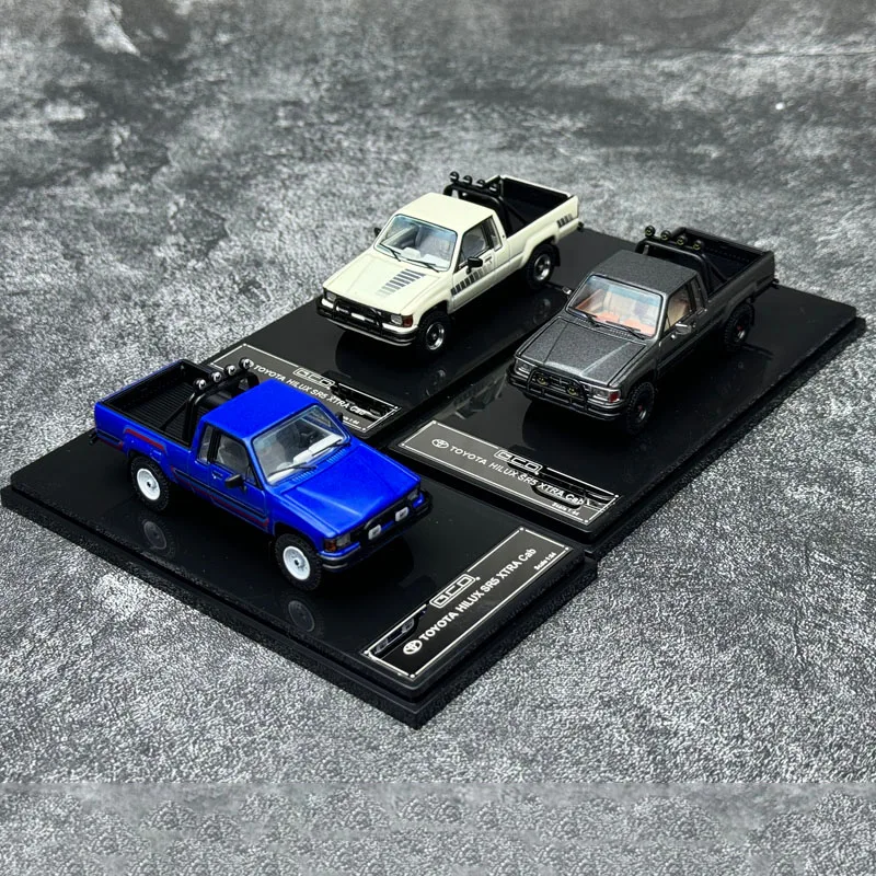 

Diecast 1:64 Toyota Hilux Pickup Truck Simulation Alloy Car Model Static Display Collectible Toy Gift Souvenir Decoration
