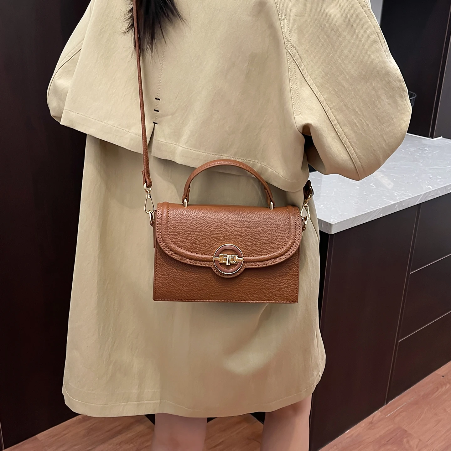 

Elegant Leather Diaper Bag Women's Designer Crossbody Bag Luxury Vintage Tote Minimalist Style For Shopping And Party