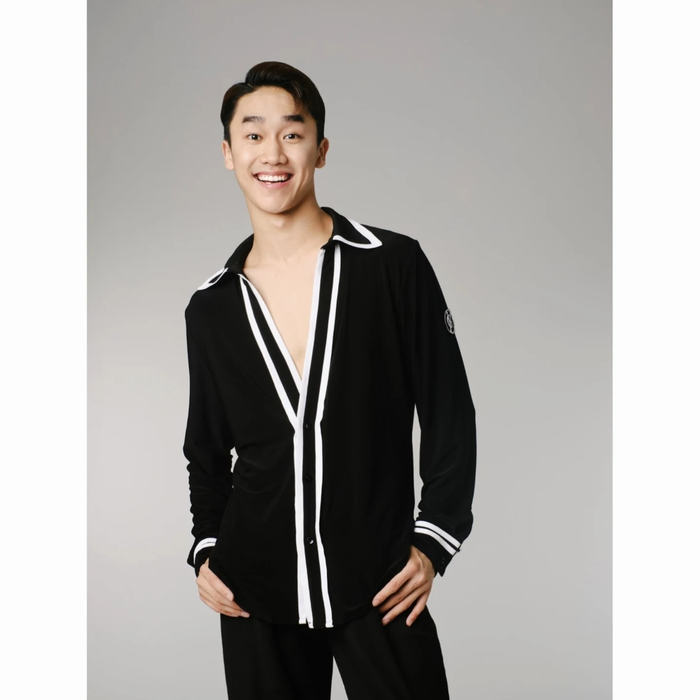 ผู้ใหญ่ชายเสื้อผ้าเต้นรำละตินสีดำคอวีแขนยาวเสื้อเสื้อผ้าการแสดงรุมบ้าซัลซ่าเต้นรำการแข่งขันเสื้อ DNV25918