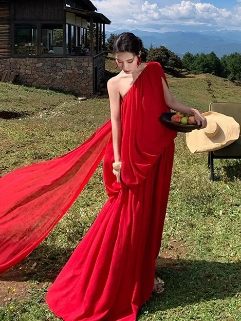 

Элегантное длинное вечернее платье-баллон в пол с ультрадлинной юбкой миди на талии, создающей эффект высокой талии, в стиле High Fashion