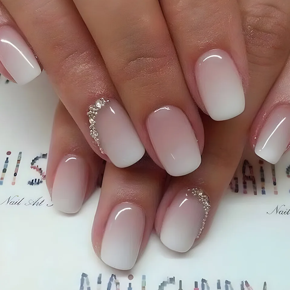 24 piezas uñas postizas cuadradas simples con diseño nude y francés blanco degradado, cortas con cobertura completa 4