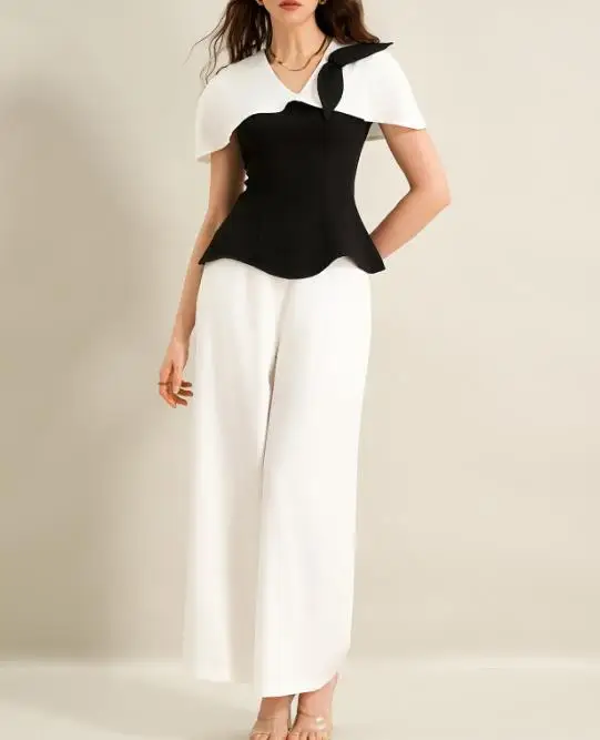 قطعتين مجموعة النساء الزي 2026 ربيع جديد أنيق أبيض وأسود التباين جولة الرقبة تي شيرتات قصيرة الاكمام و سراويل تقليدية مجموعة