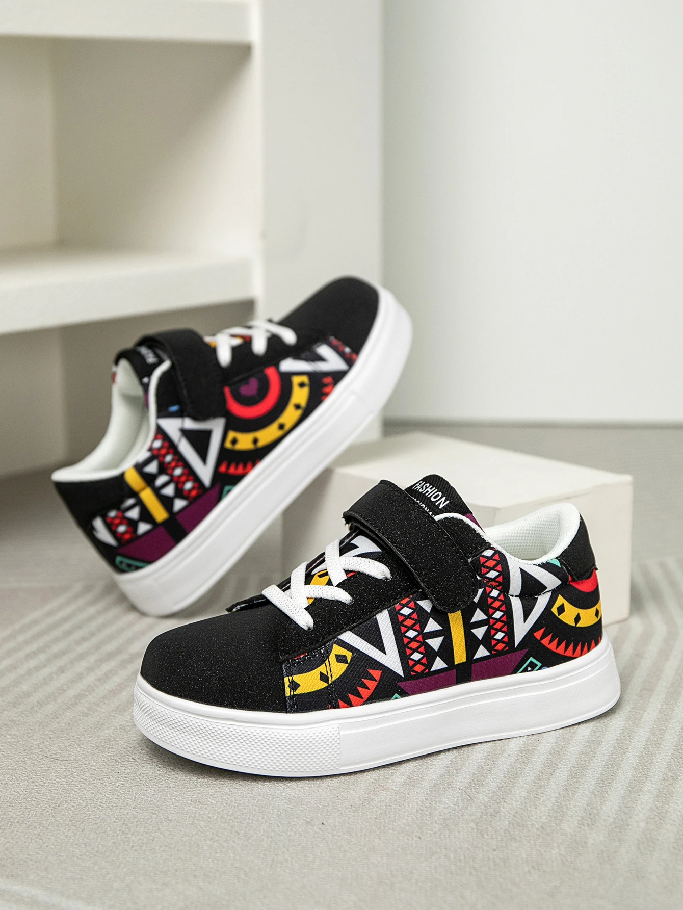 Children's Lightweight Sports Shoes - Random Geometric Pattern Skateboard Shoes, Soft Lining, Four-Season Boys and Girls, School, Outdoor and Daily Wear, Modern Youth Shoes, Large Size Children's Shoes