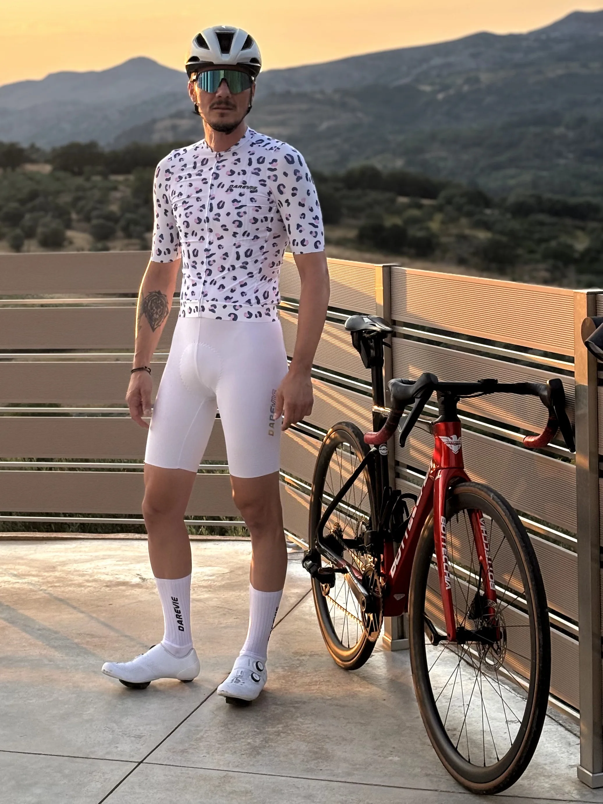 DAREVIE Cycling Jersey Moisture-Wicking Anti-Slip Pro Level Men's Cycling Shirt Comfortable Mesh Light Soft Cycling Clothes Set