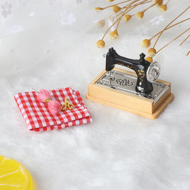 New Dollhouse Decor Miniature Furniture Wooden Sewing Machine with Thread Scissors Accessories for Dolls House Toys for Kids