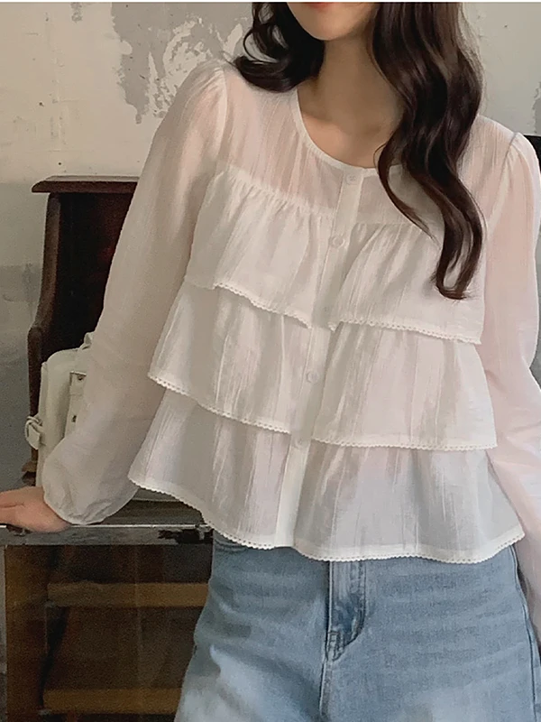 

Chic White Splice Layered Cake Top Women's irt Spring 2026 Korean Sle Faion Design ort Sve round Ne Blouse
