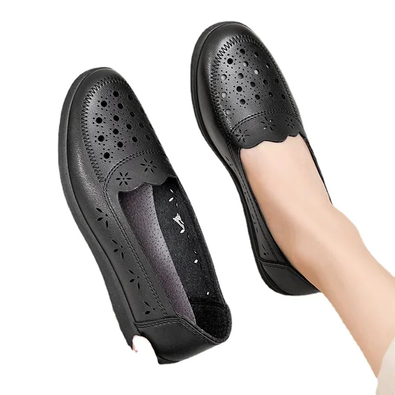 Hollow Soft Sole Mom's Shoes Sandals Summer Comfort Flat Sole Women's Shoes Hole Leather Shoes Middle and Old Age Shoes 2024