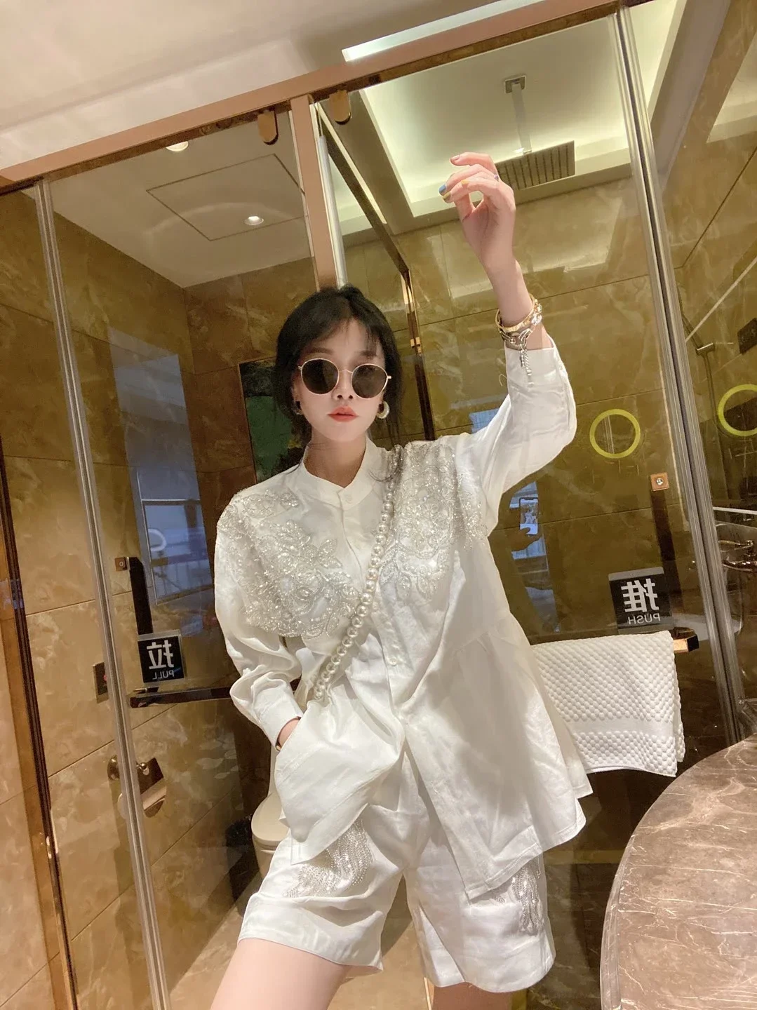 2022 Summer New Fashion Shorts Suit Round Neck Single-Breasted White Shirt Top Women + Wide Leg Shorts Heavy Beads Two-Piece Set