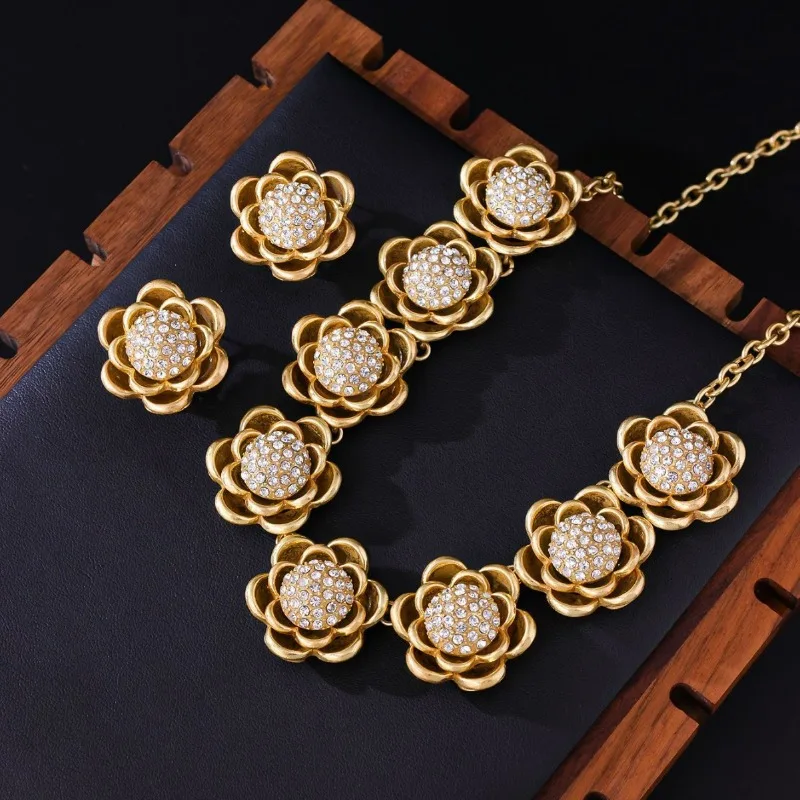 

Medieval Vintage Diamond-encrusted Flower Necklace Design Niche Exquisite Jewelry Set Retro Brass Flower Necklace