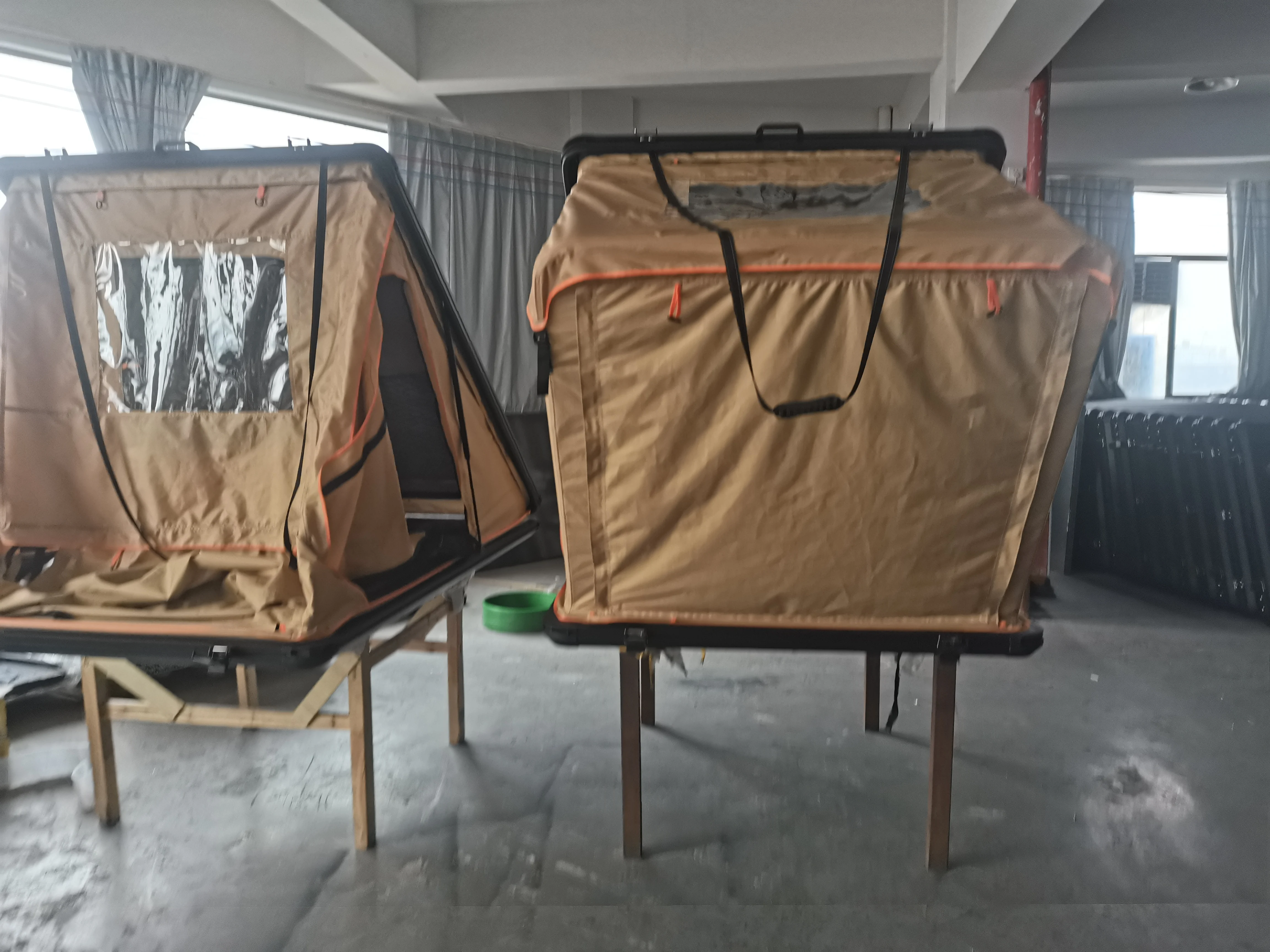 Customized Waterproof Hard Shell Aluminum Alloy 280G Canvas Roof Top Tent Camping Four-season Use One Bedroom Sleeping Capacity
