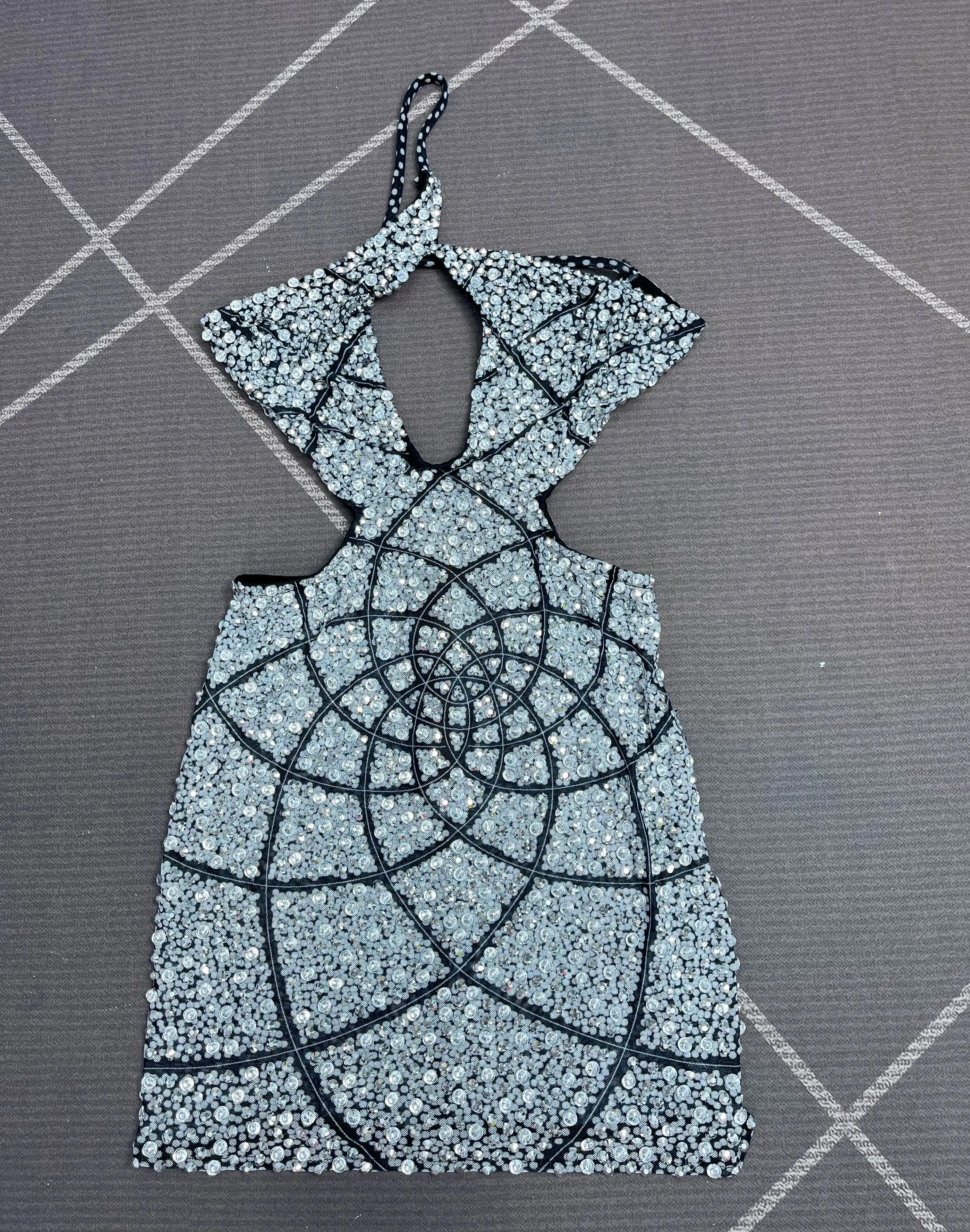 Luksusowa, błyszcząca sukienka na ramiączkach, seksowna, z odkrytymi plecami, idealna na imprezę, uroczystość, na czerwony dywan, pokaz mody, kostium sceniczny Yuezhaohua