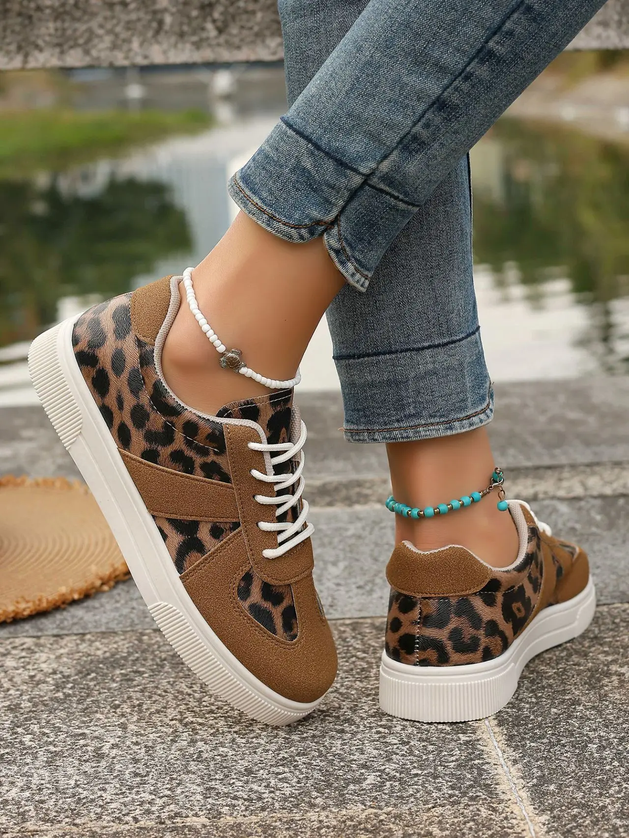 2025 new casual board shoes autumn and winter pine shoes women leopard print front strap thick soled women's shoes