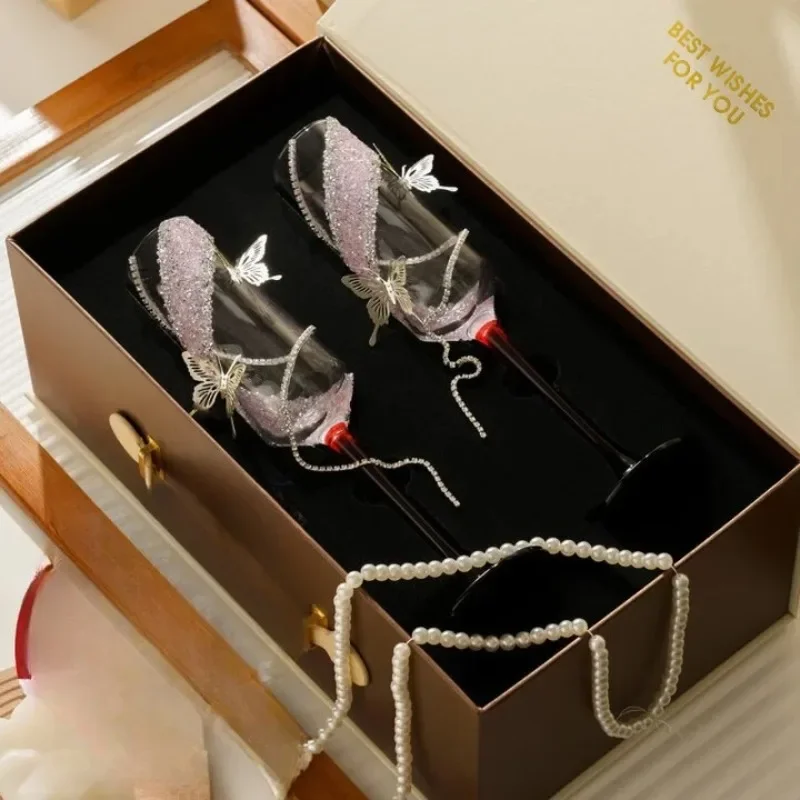 Newlyweds, newlyweds, engagement gifts, wedding toast cups for girlfriends, DIY finished products, a pair of tall champagne