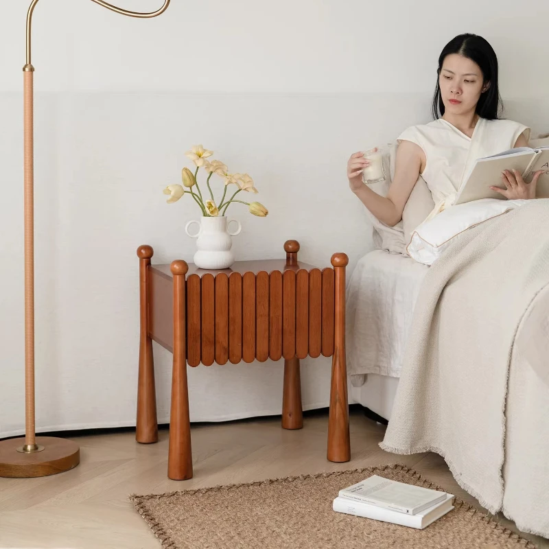 

Прикроватная тумбочка для небольшой квартиры, с ящиком, из массива дерева, в антикварном французском стиле, ретро, с изысканным дизайном.