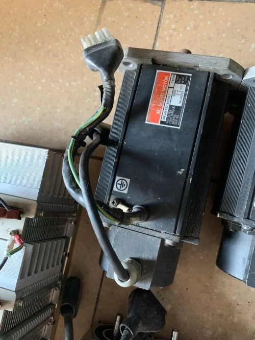 MFA040LA2NSJ   servo motor ,  In good working condition, free shipping  a