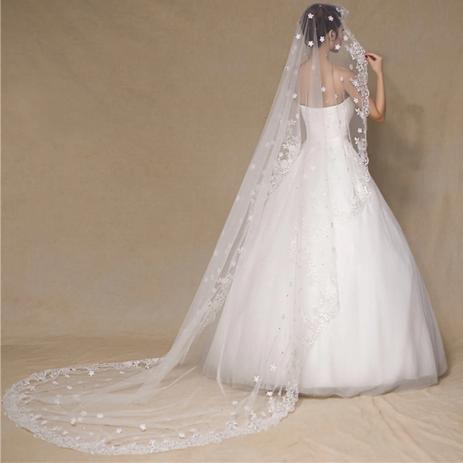 Ivory One Layer Lace Appliques Bridal Veil 3 Meters Long with Floral Adornments for Brides Wedding Headpiece Accessory Beaded