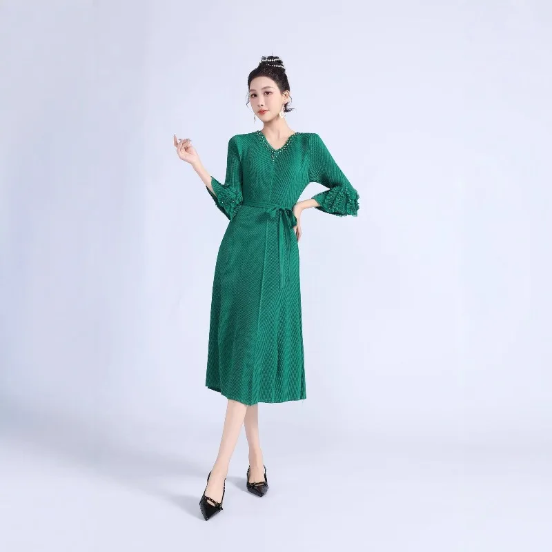 Sukienka damska na wiosnę 2026, długa, plisowana w stylu Miyake, jednolita, z dekoltem w serek, zdobiona koralikami, wiązana, codzienna, uniwersalna, podkreślająca temperament.