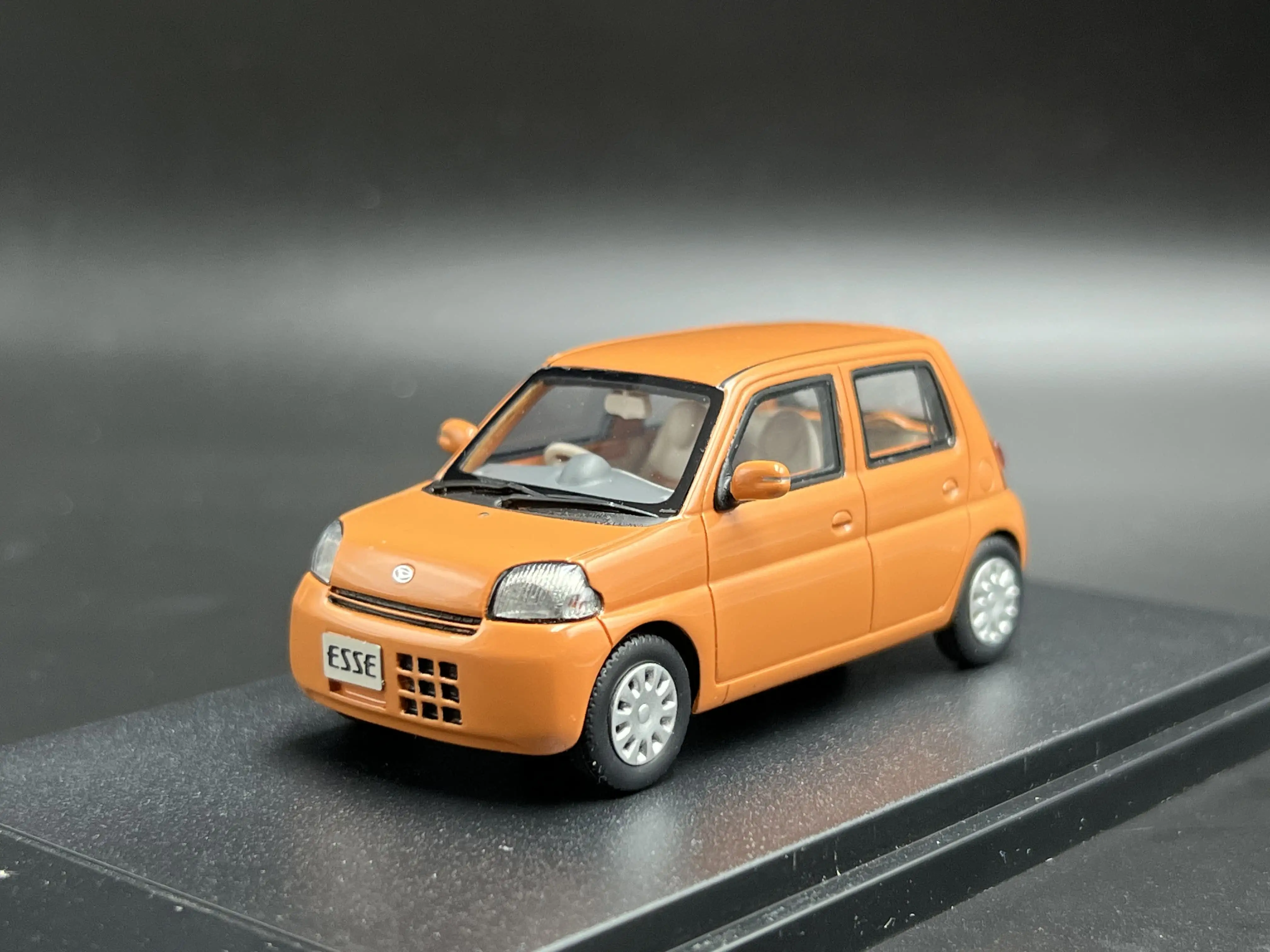 hi-story-modele-reduit-en-resine-d’une-voiture-esse-daihatsu-2006-echelle-1-43