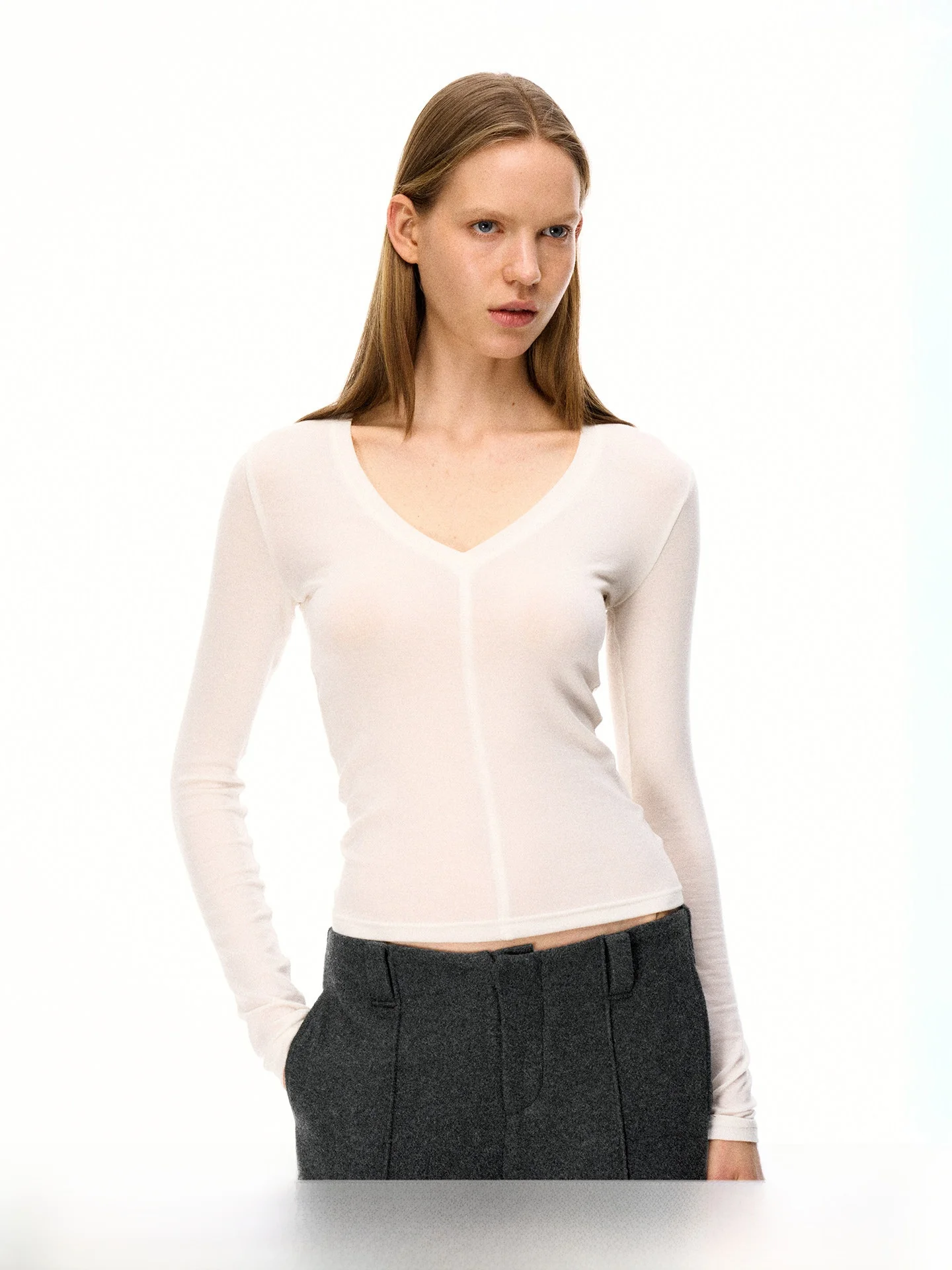 

Женская футболка Firstfloor Vintage Bare Sensation: облегающая, супермягкая, с V-образным вырезом, стройнящая, повседневная, комфортная посадка