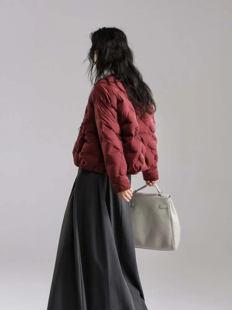 เสื้อแจ็คเก็ตดาวน์คอวี อุ่นสำหรับผู้หญิง ฤดูใบไม้ร่วง-ฤดูหนาว 2025 สไตล์สตรีทแวร์ ทรงโอเวอร์ไซส์ กระดุมแถวเดียว เสื้อพัฟเฟอร์สั้น สีพื้น INKEO DJ529