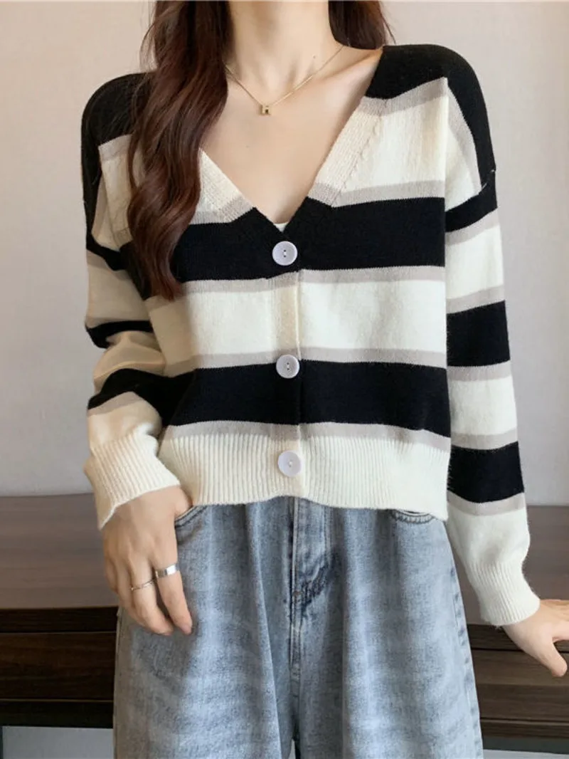 Knitted cardigan women's trendy fashion 2024 autumn new V-neck niche loose contrasting stripes short sweater trend SF6R