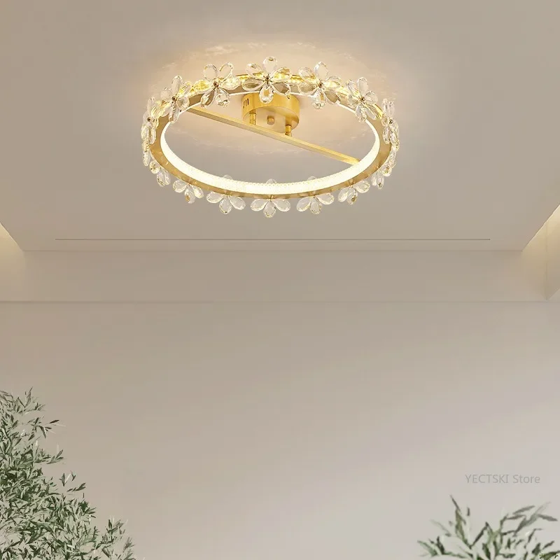 

GHJUYIOL Light luxury bedroom lamp, Nordic petal crystal ceiling lamp, warm and creative restaurant master bedroom lamp