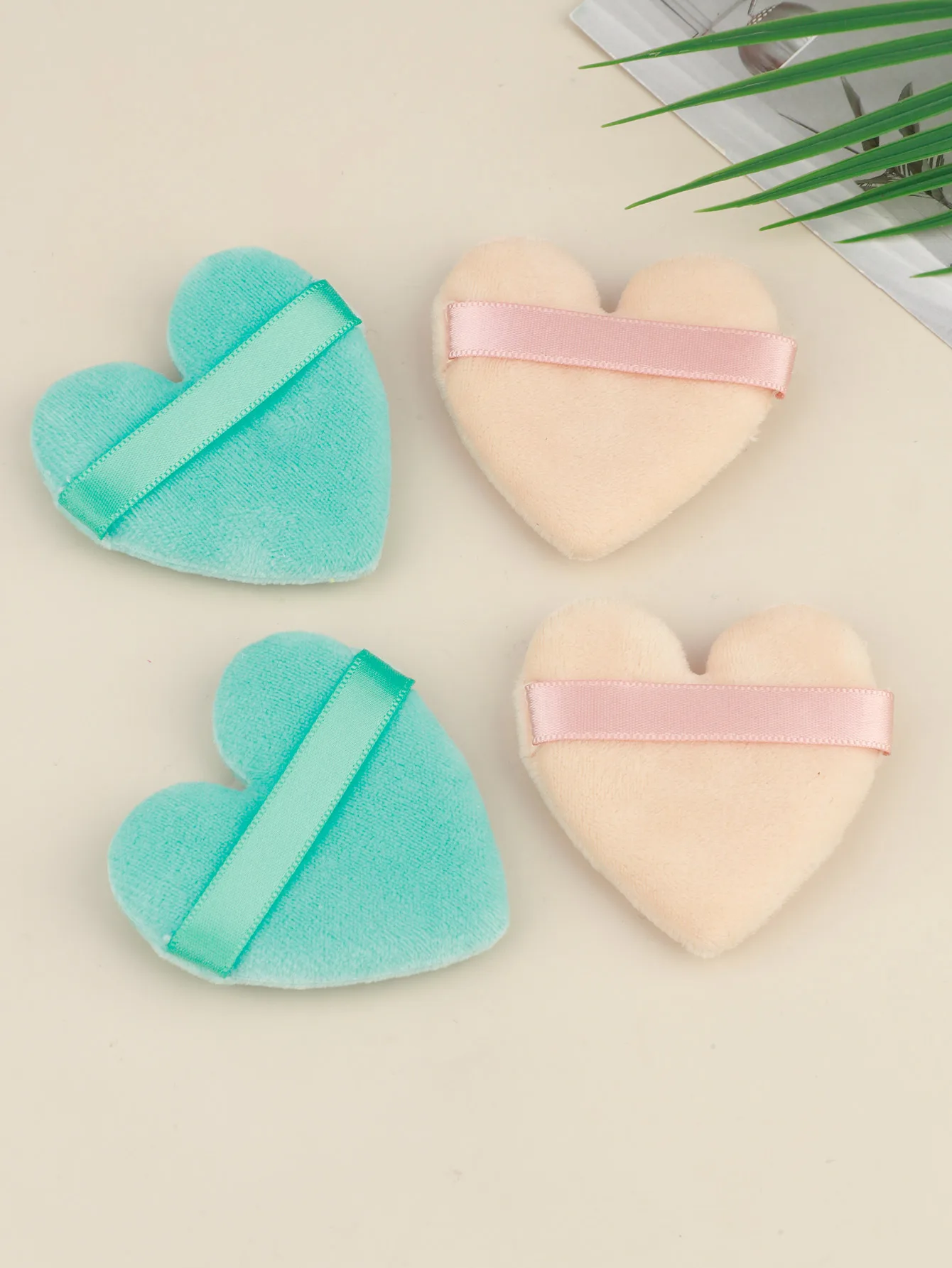 قطعة واحدة من بودرة البودرة السائبة، أداة مكياج تجميل قصيرة من القطيفة على شكل قلب ناعمة للوجه