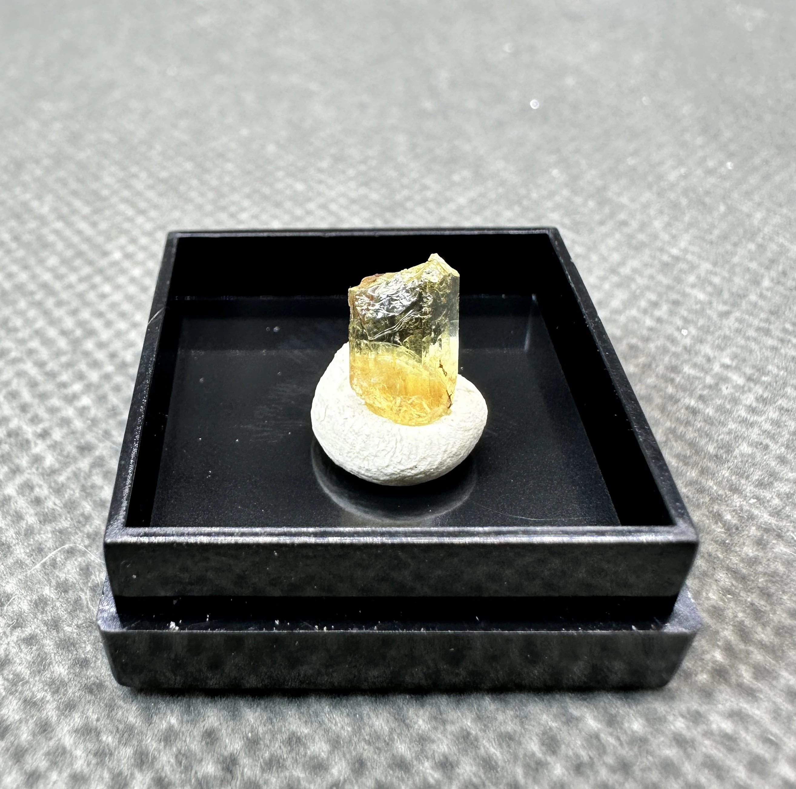 Very small! Natural Mexico yellow Apatite mineral specimens +  box size 2.6 cm + healing quartz crystals and stones gemstone