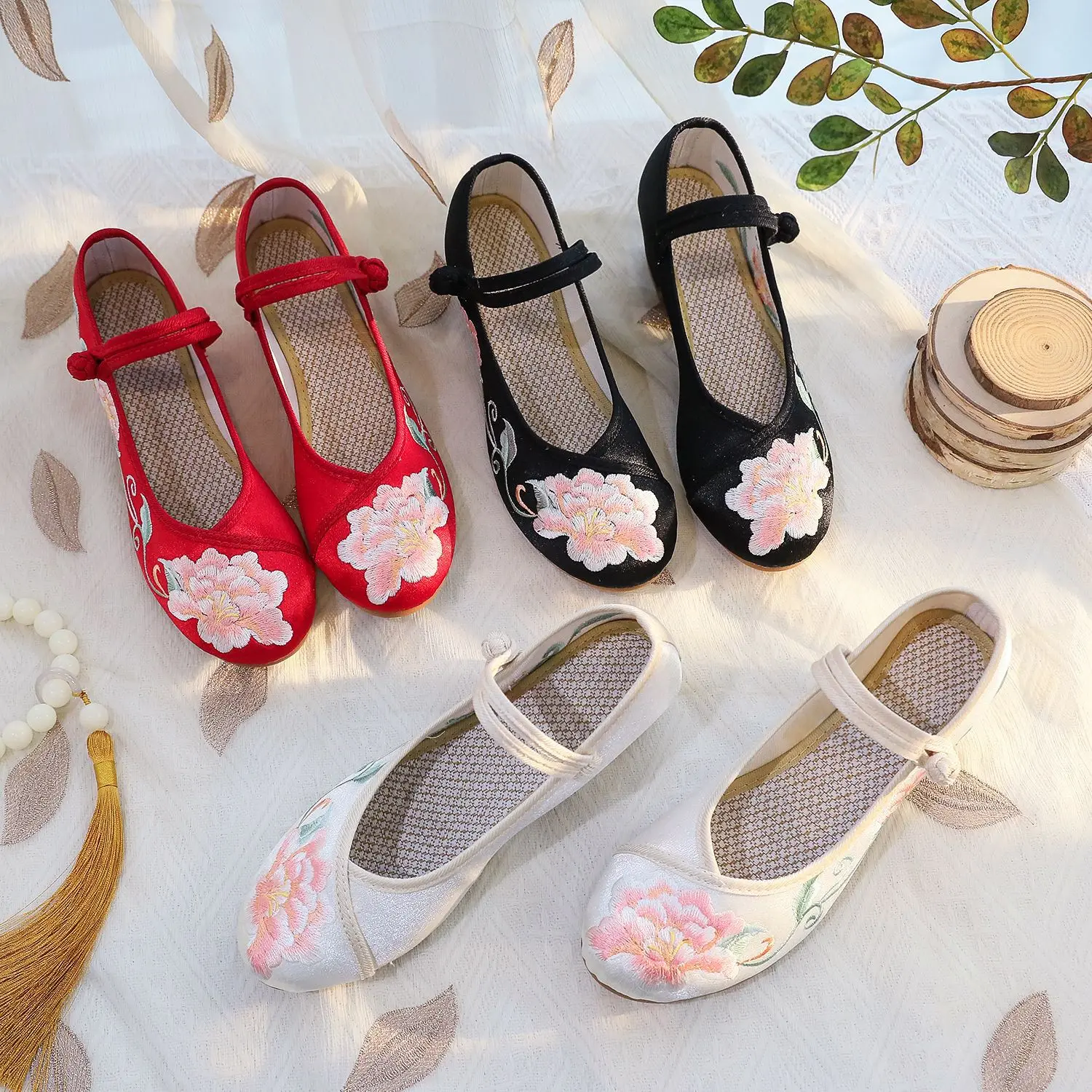 Tamaño 34-40 Tacón de bloque Cheongsam Hanfu Zapatos Estilo étnico Tacón bajo Rojo Negro Mujeres chinas Zapatos bordados